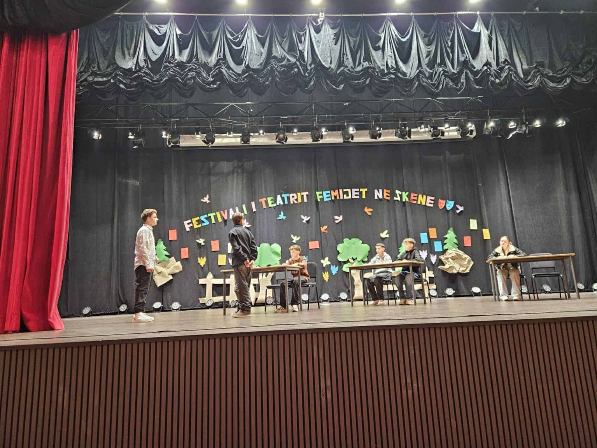 FESTIVALI “FËMIJËT NË SKENË 2025” MBAHET NË SUHAREKË