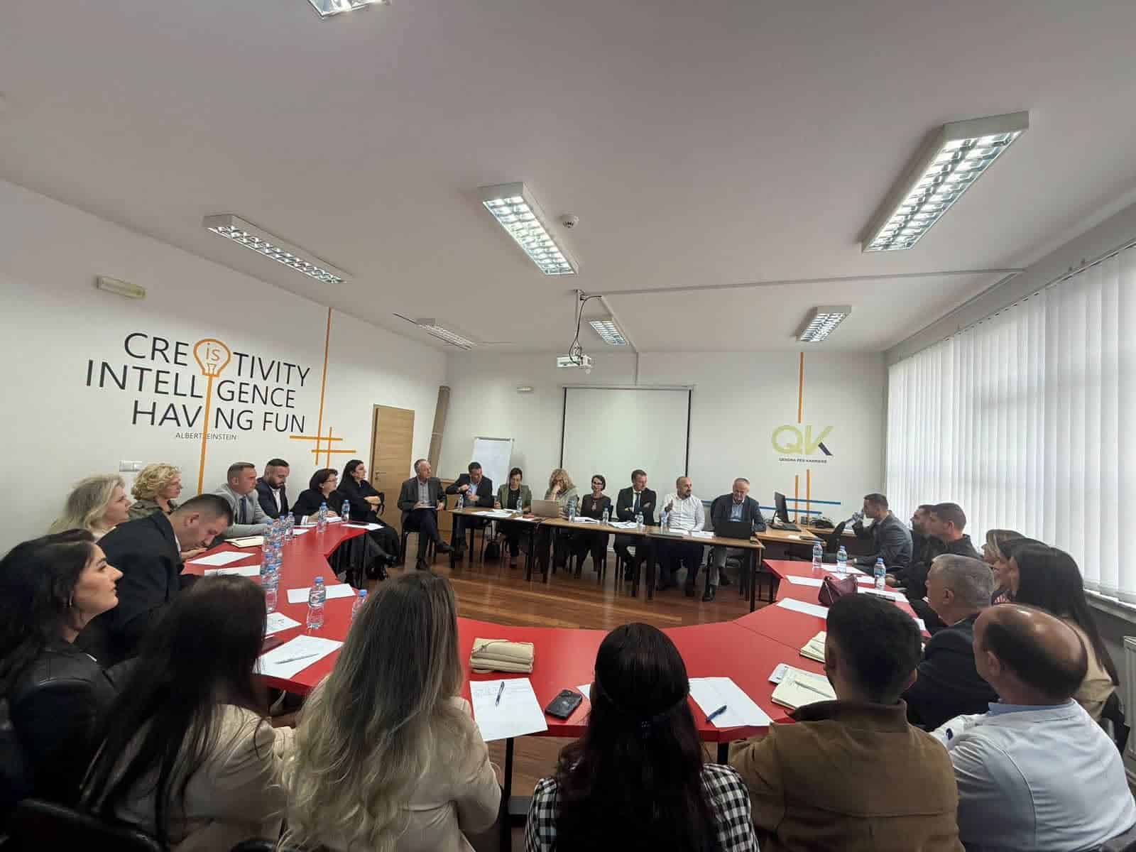 DKA SUHAREKË DHE INSTITUTI PEDAGOGJIK I KOSOVËS ZHVILLUAN TRYEZË DISKUTIMI PËR AVANCIMIN E PERFORMANCËS SË SHKOLLAVE